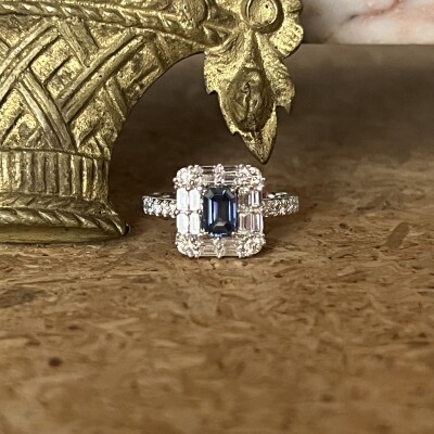 Bague Macao en or blanc, saphir, diamants de taille baguette et diamants