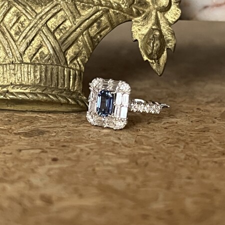 Bague Macao en or blanc, saphir, diamants de taille baguette et diamants