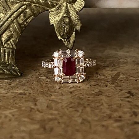 Bague Macao en or rose, rubis, diamants de taille baguette et diamants