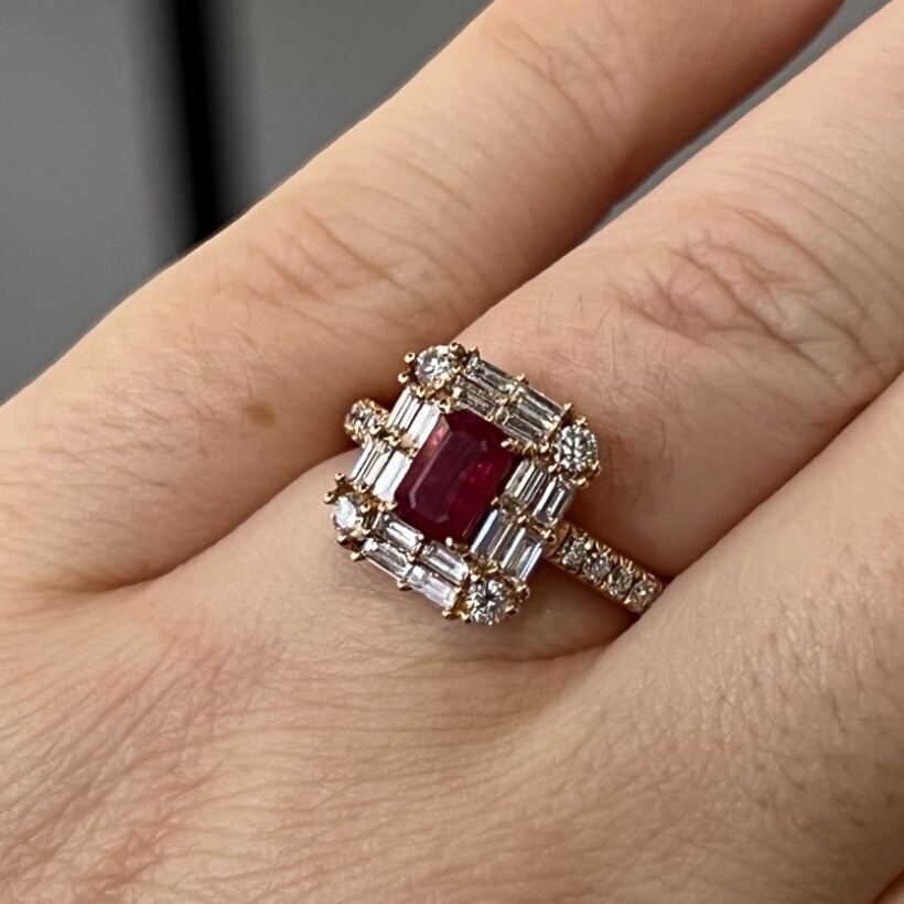 Bague Macao en or rose, rubis, diamants de taille baguette et diamants