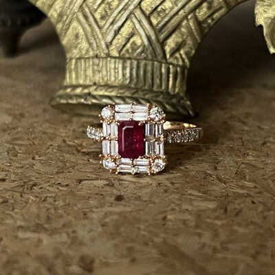 Bague Macao en or rose, rubis, diamants de taille baguette et diamants