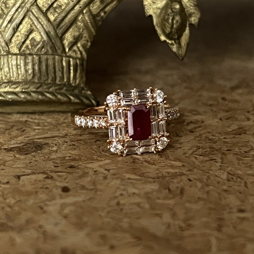 Bague Macao en or rose, rubis, diamants de taille baguette et diamants