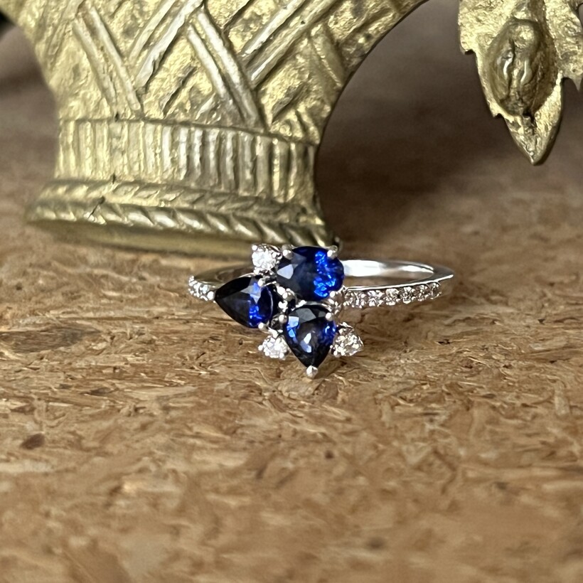 Bague Lotus en or blanc, saphirs de taille poire et ovale et diamants