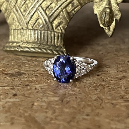 Bague Tanzanie en or blanc, tanzanite de 2,72 carats, diamants de taille poire et diamants