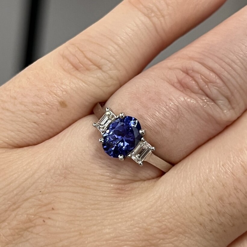 Bague Tanzanie en or blanc, tanzanite de 1,74 carat et diamants de taille émeraude