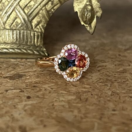 Bague Kuroba en or rose, saphirs multicolores et diamants