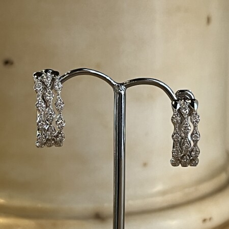 Boucles d'oreilles Wawe en or blanc et diamants