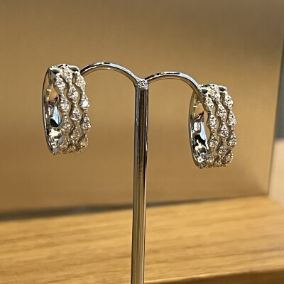 Boucles d'oreilles Wawe en or blanc et diamants