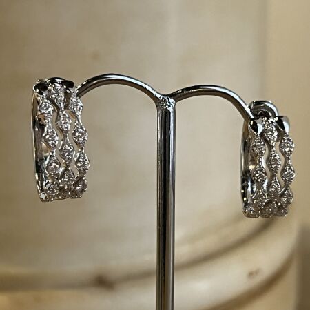 Boucles d'oreilles Wawe en or blanc et diamants