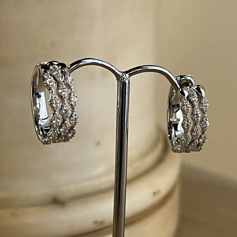 Boucles d'oreilles Wawe en or blanc et diamants