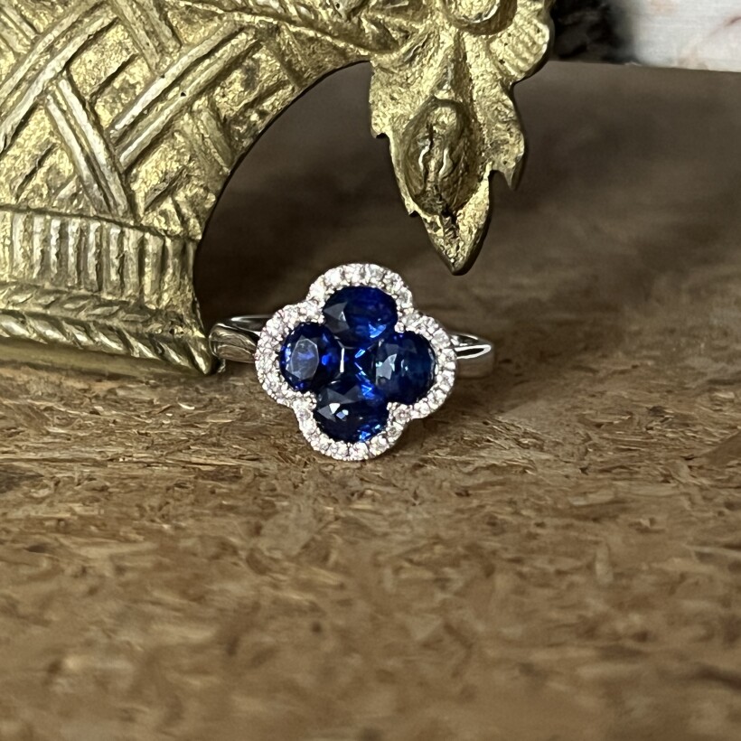 Bague Trèfle en or blanc, saphir et diamants