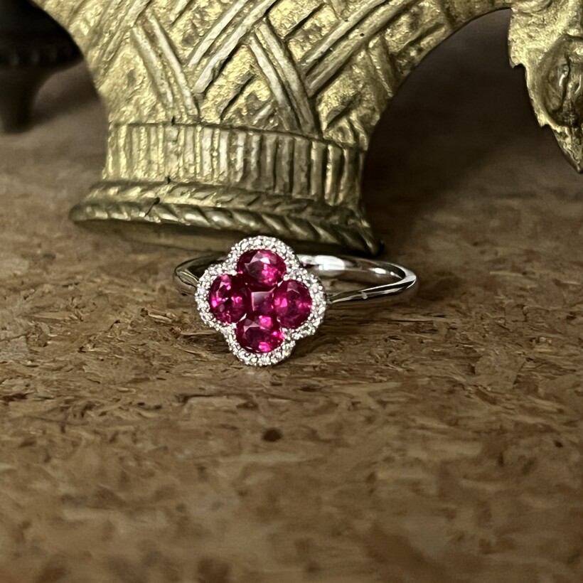 Bague Trèfle en or blanc, rubis et diamants