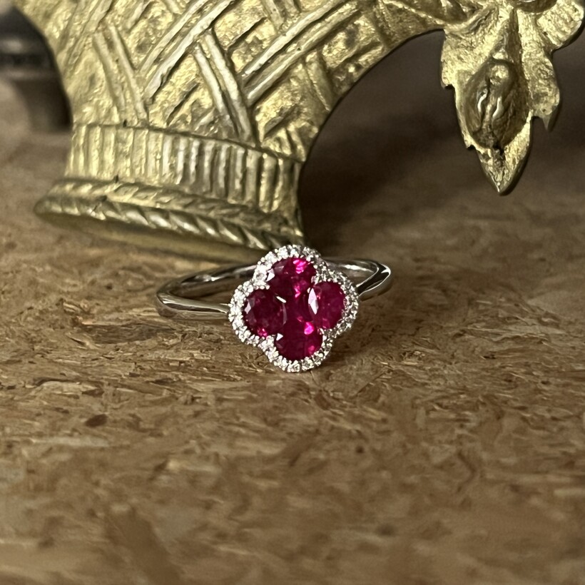 Bague Trèfle en or blanc, rubis et diamants