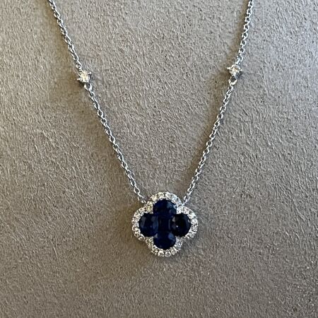 Collier Trèfle en or blanc, saphirs et diamants