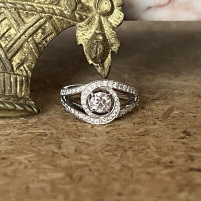 Bague Tourbillon en or blanc et diamants