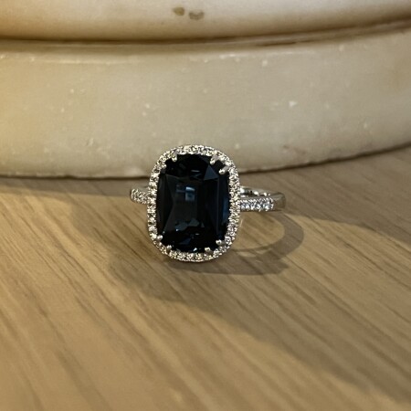 Bague San Marco en or blanc, topaze Blue London de 5,58 carats et diamants