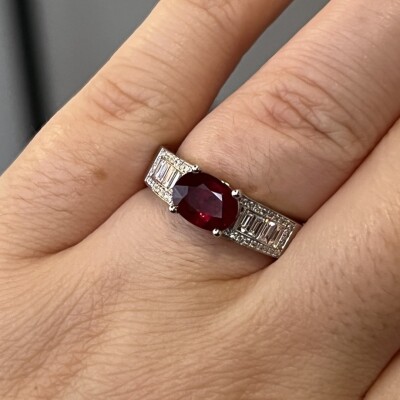 Bague Traviata en or blanc, rubis de 1,27 carat, diamants de taille baguette et diamants