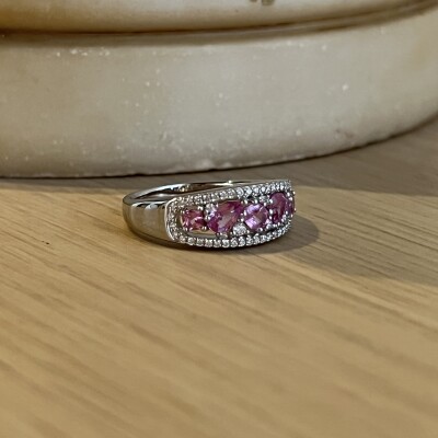 Bague Mosaïque en or blanc, saphirs roses et diamants