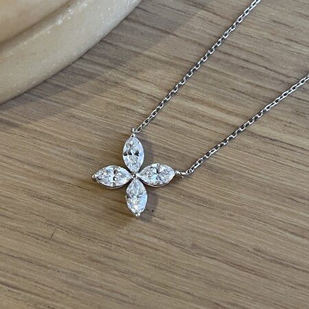 Collier Cho en or blanc et diamants de taille marquise