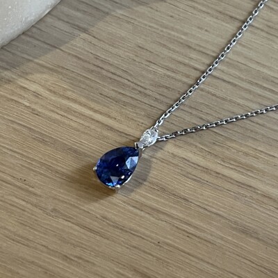 Collier Absolu en or blanc, saphir de taille poire de 1,75 carat et diamant de taille poire