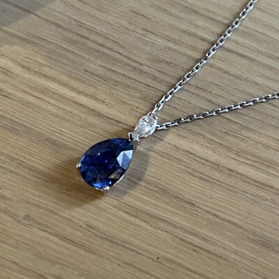 Collier Absolu en or blanc, saphir de taille poire de 1,75 carat et diamant de taille poire