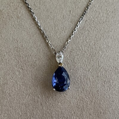 Collier Absolu en or blanc, saphir de taille poire de 1,75 carat et diamant de taille poire