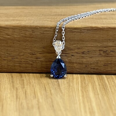 Collier Absolu en or blanc, saphir de taille poire de 2,03 carats et diamant de taille poire