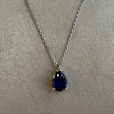 Collier Absolu en or blanc et saphir de taille poire de 1,31 carat