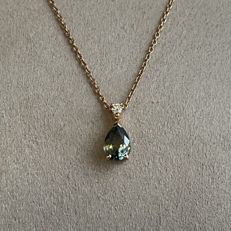 Collier Absolu en or rose, saphir vert de taille poire de 1,03 carat et diamant