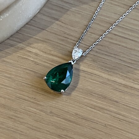 Collier Absolu en or blanc, émeraude de taille poire de 4,03 carats et diamant de taille poire