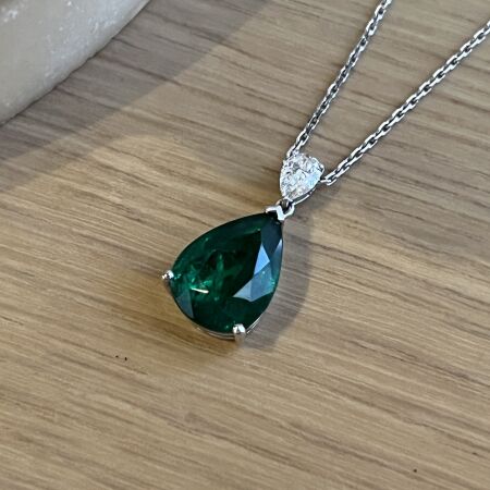 Collier Absolu en or blanc, émeraude de taille poire de 4,03 carats et diamant de taille poire