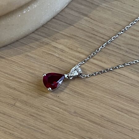 Collier Absolu en or blanc, rubis de taille poire de 1,37 carat et diamant de taille poire