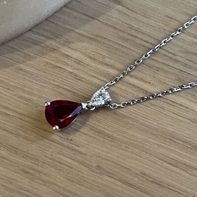 Collier Absolu en or blanc, rubis de taille poire de 1,37 carat et diamant de taille poire