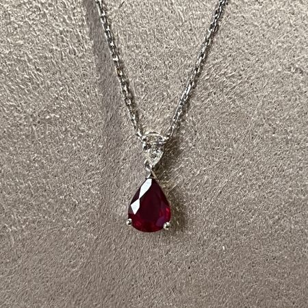 Collier Absolu en or blanc, rubis de taille poire de 1,37 carat et diamant de taille poire