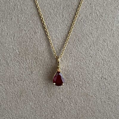 Collier Absolu en or jaune et rubis de taille poire