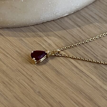 Collier Absolu en or jaune et rubis de taille poire