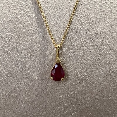 Collier Absolu en or jaune et rubis de taille poire