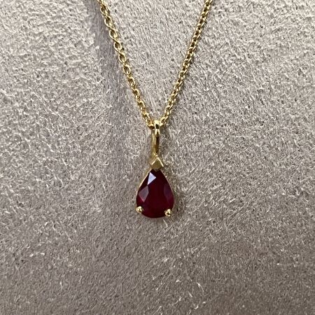 Collier Absolu en or jaune et rubis de taille poire