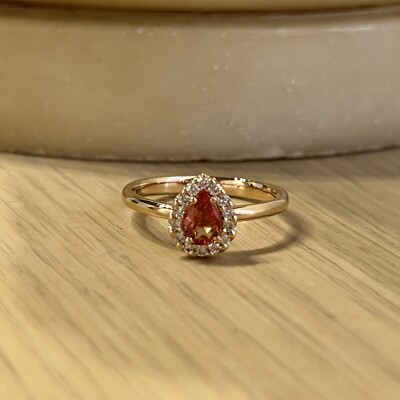 Bague Héritage en or rose, saphir orange de taille poire et diamants