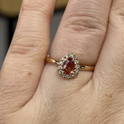 Bague Héritage en or rose, saphir orange de taille poire et diamants