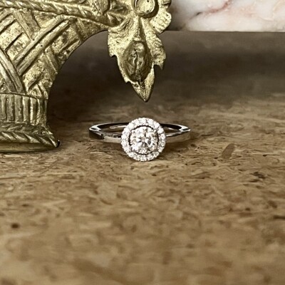 Solitaire Héritage en or blanc, diamant central de 0,50 carat et diamants
