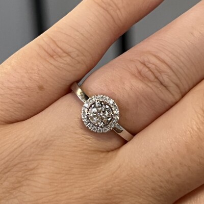Solitaire Héritage en or blanc, diamant central de 0,50 carat et diamants