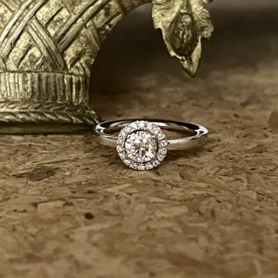 Solitaire Héritage en or blanc, diamant central de 0,50 carat et diamants