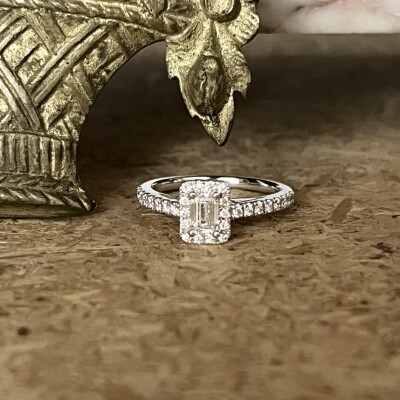 Bague Héritage en or blanc, diamant de taille émeraude et diamants
