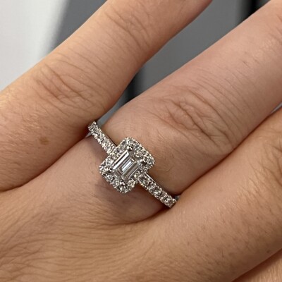 Bague Héritage en or blanc, diamant de taille émeraude et diamants
