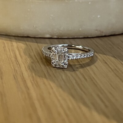 Bague Héritage en or blanc, diamant de taille émeraude et diamants