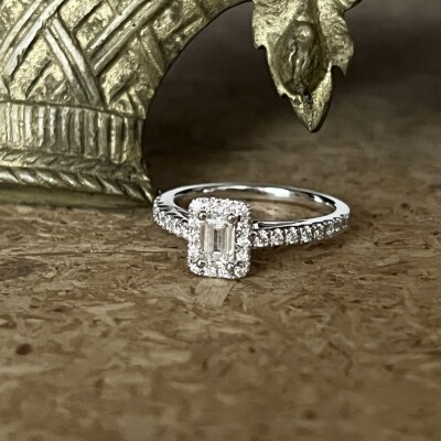Bague Héritage en or blanc, diamant de taille émeraude et diamants