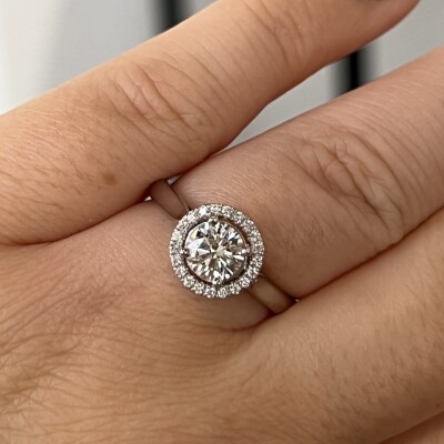 Solitaire Héritage en or blanc, diamant central de 0,74 carat et diamants