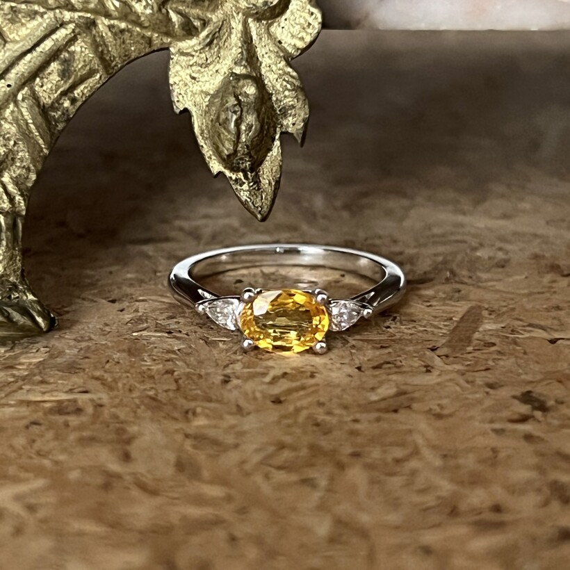 Bague Mademoiselle en or blanc, saphir jaune et diamants de taille poire