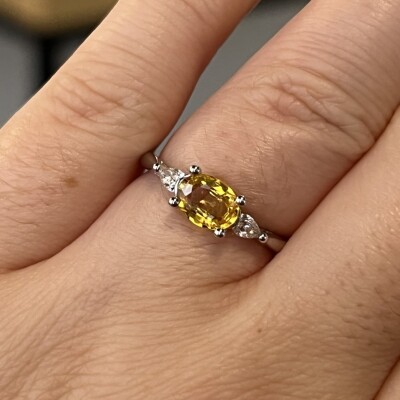 Bague Mademoiselle en or blanc, saphir jaune et diamants de taille poire